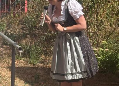 Frau im Dirndl